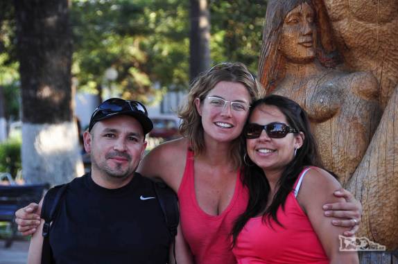 Com o Pablo e a Andrea, na praça central de Rengo, ao sul de Santiago, no Chile